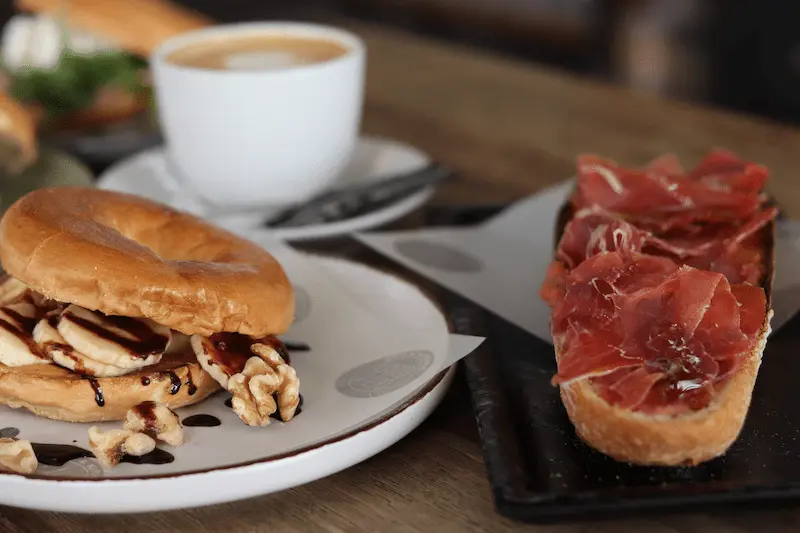 Un desayuno con tostada y bagel en Casco Viejo