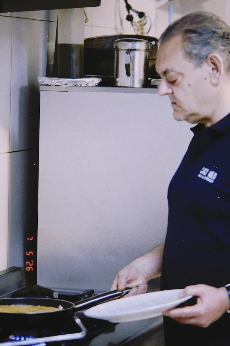 Miguel preparando su tortilla de patatas en la cocina de Casco Viejo