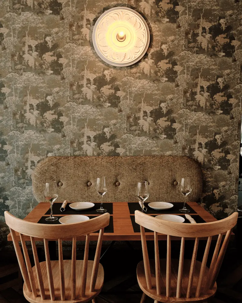 Mesa preparada para cenar en Casco Viejo Bar & Kitchen
