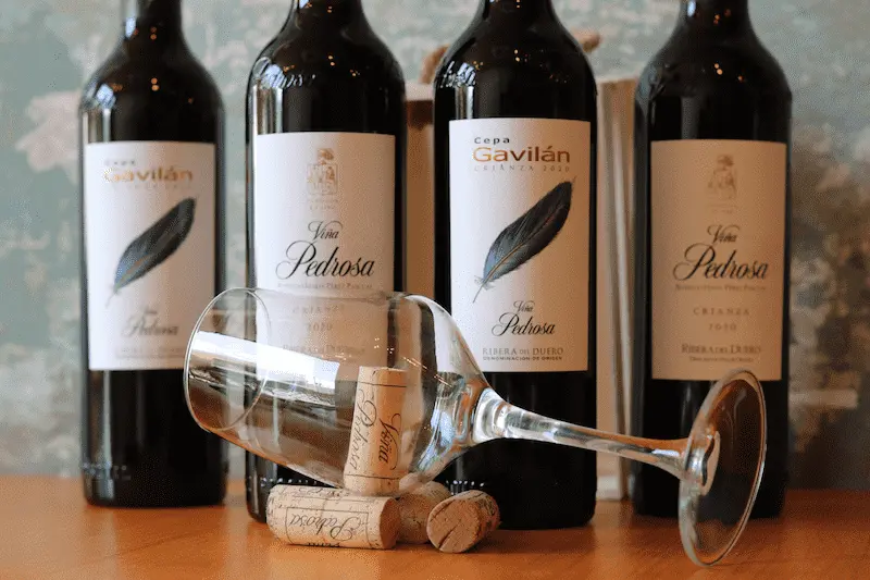 Foto de vinos y vasos